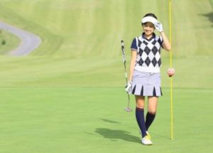 グリーンの女性ゴルファー